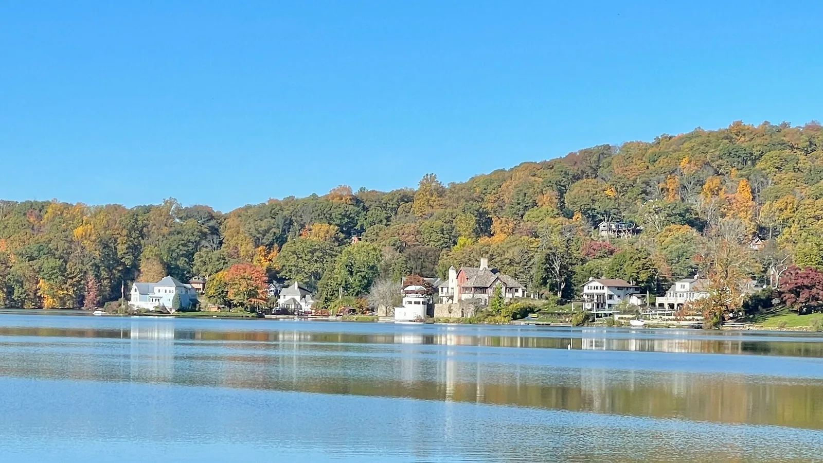 Houses along the shore of Lake Mohawk in Sparta, New Jersey